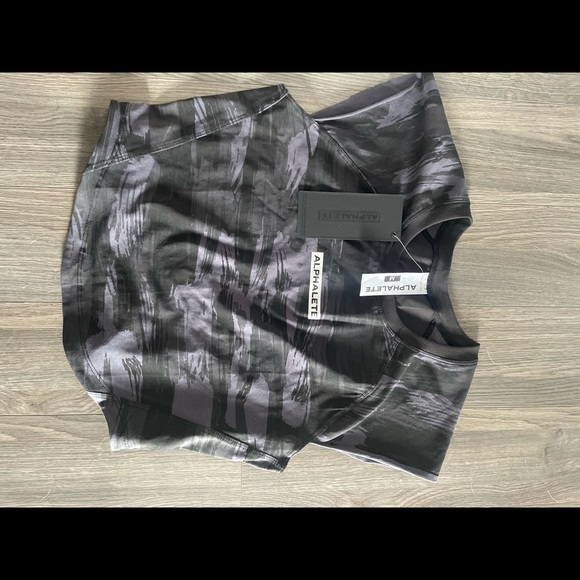 Alphalete velocity crop tee camo size medium - Picture 1 of 2